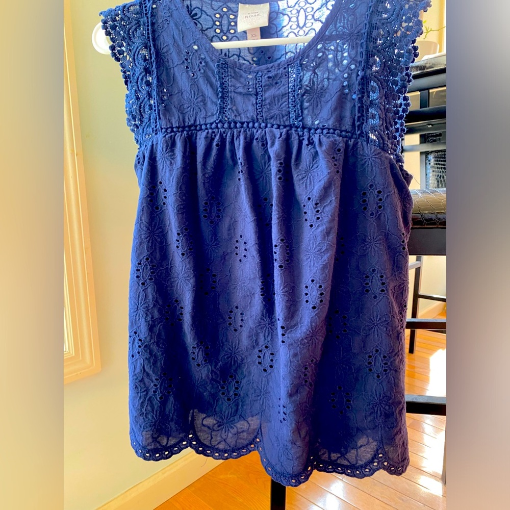 EUC Knox Rose embroidered small cap sleeve blouse
